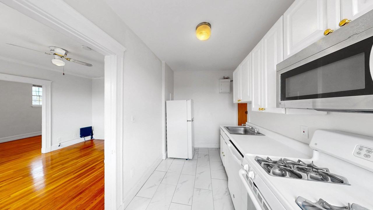 15 Governors Ave - Photo 7 of 14