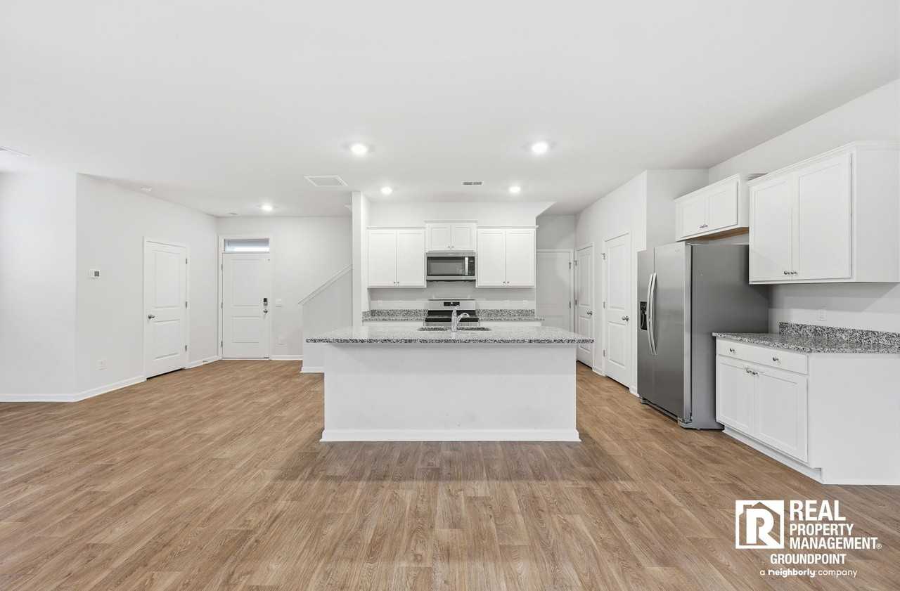 345 Lake Ridge Blvd - Photo 2 of 21