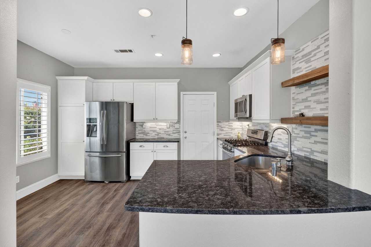 810 Daybreak Pl - Photo 3 of 20