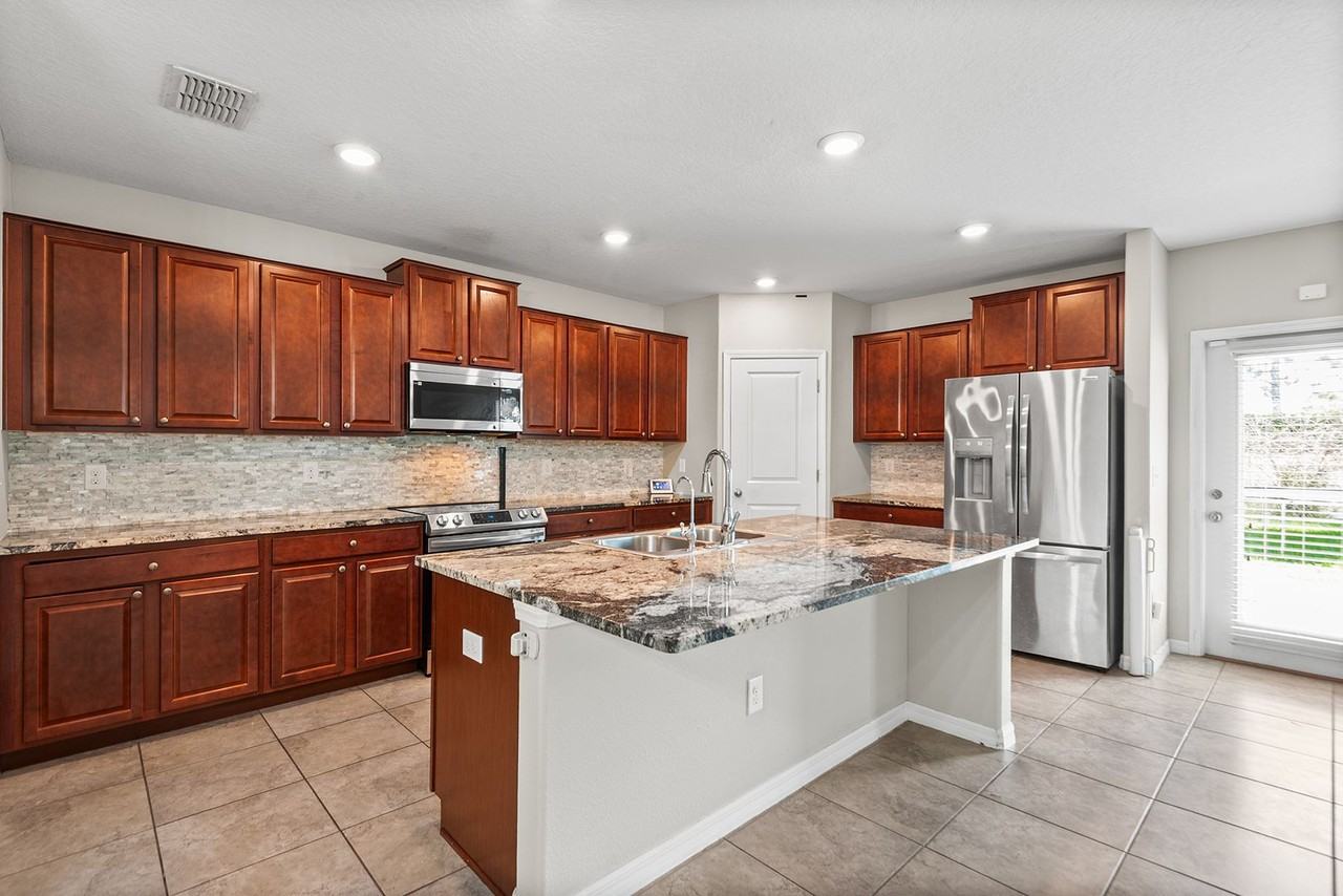 11201 Hudson Hills Ln - Photo 4 of 16