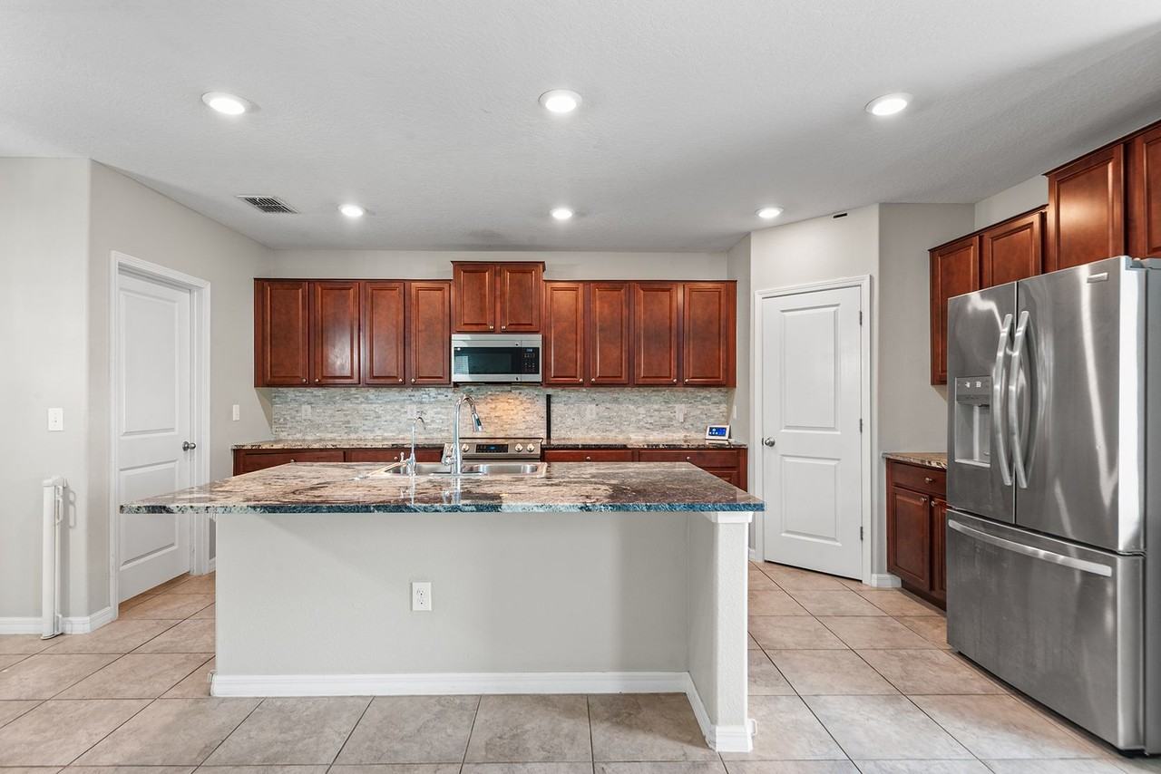 11201 Hudson Hills Ln - Photo 5 of 16