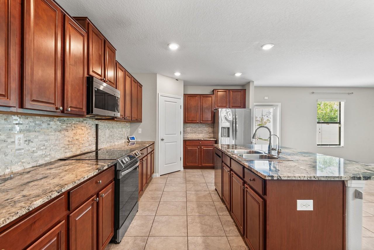 11201 Hudson Hills Ln - Photo 6 of 16