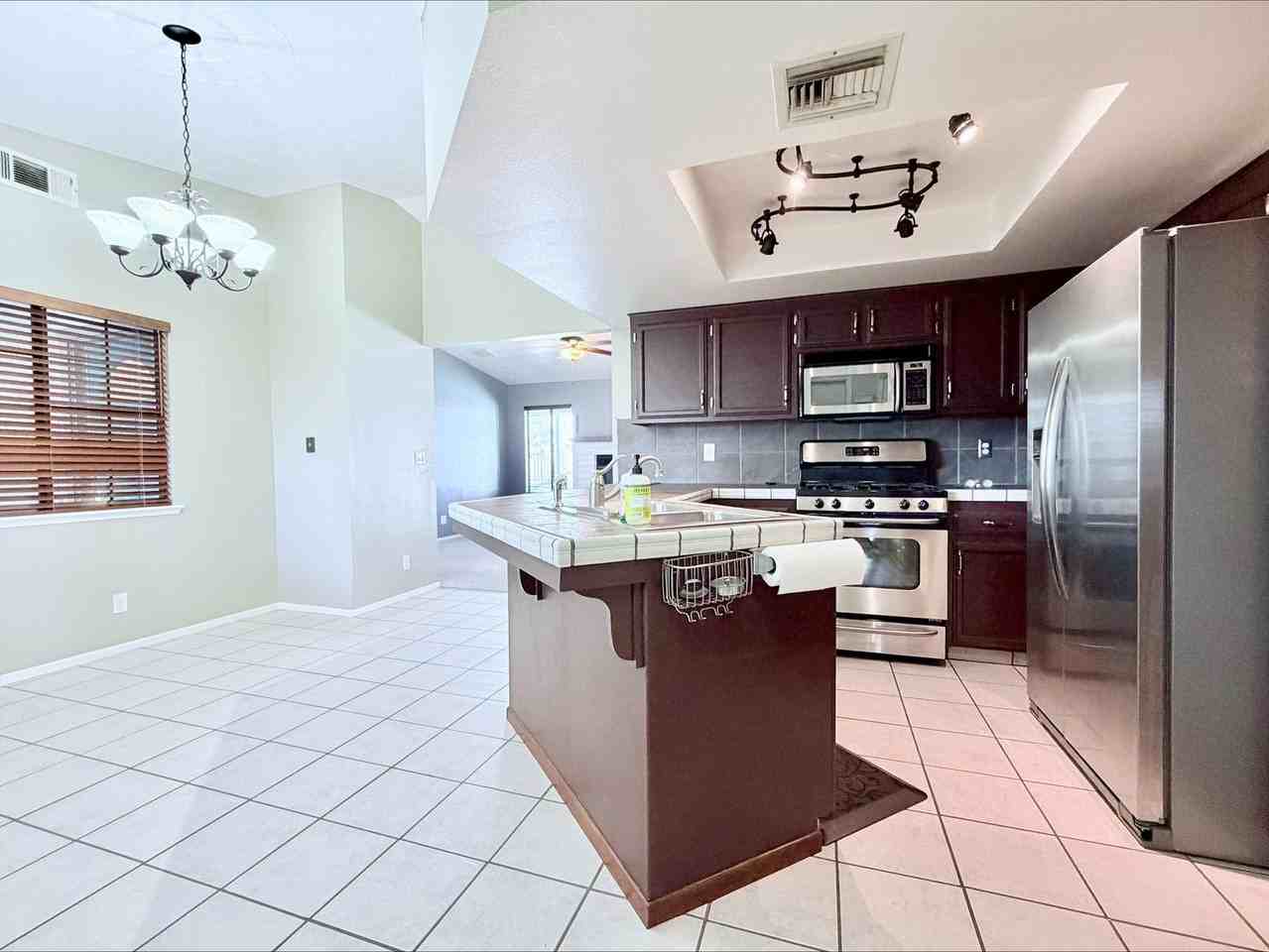 624 Yellow Astor Ave - Photo 5 of 20