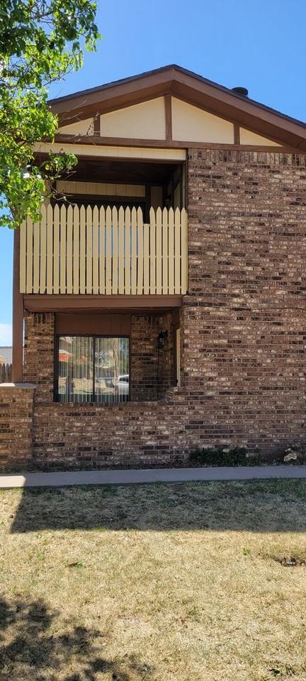 800 Laurelwood Dr - Photo 2 of 20
