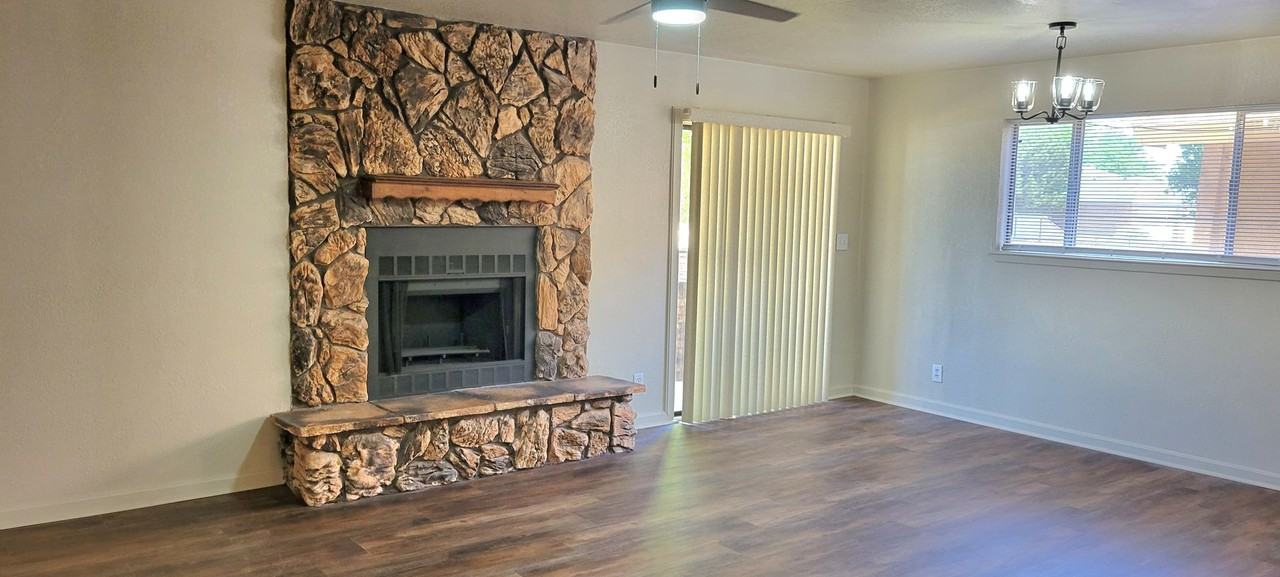 800 Laurelwood Dr - Photo 4 of 20