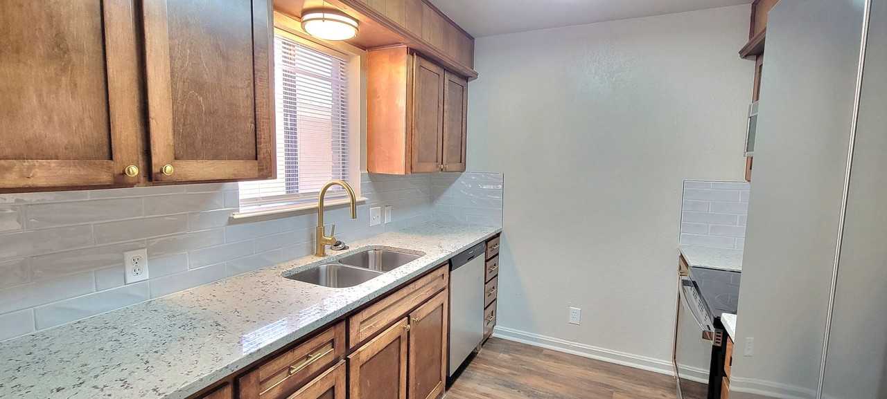 800 Laurelwood Dr - Photo 7 of 20