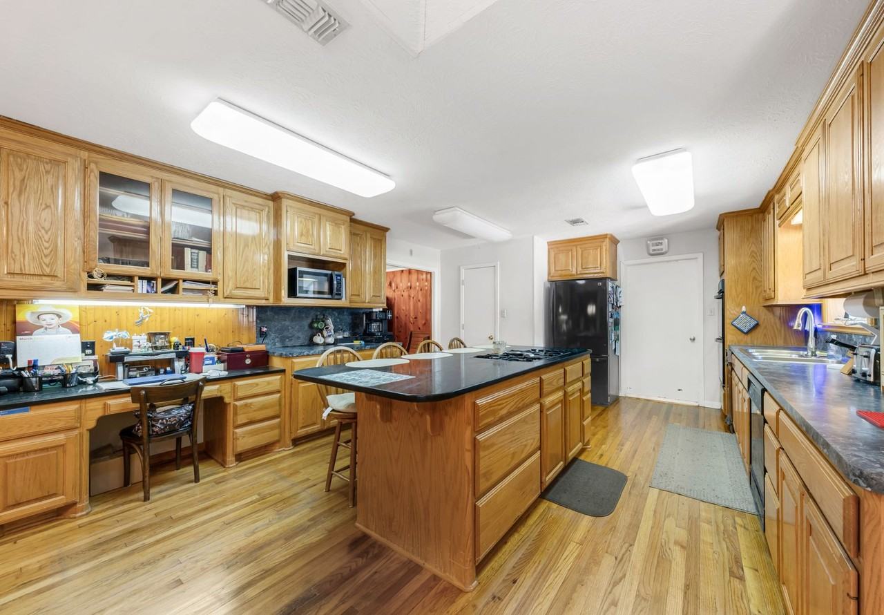4269 Wilcox Ln - Photo 6 of 36