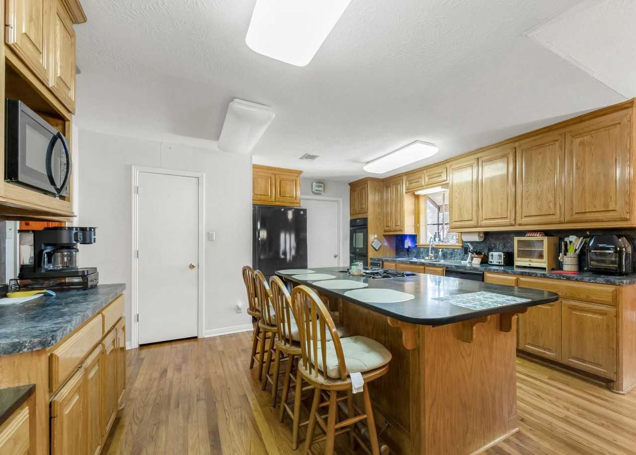 4269 Wilcox Ln - Photo 7 of 36