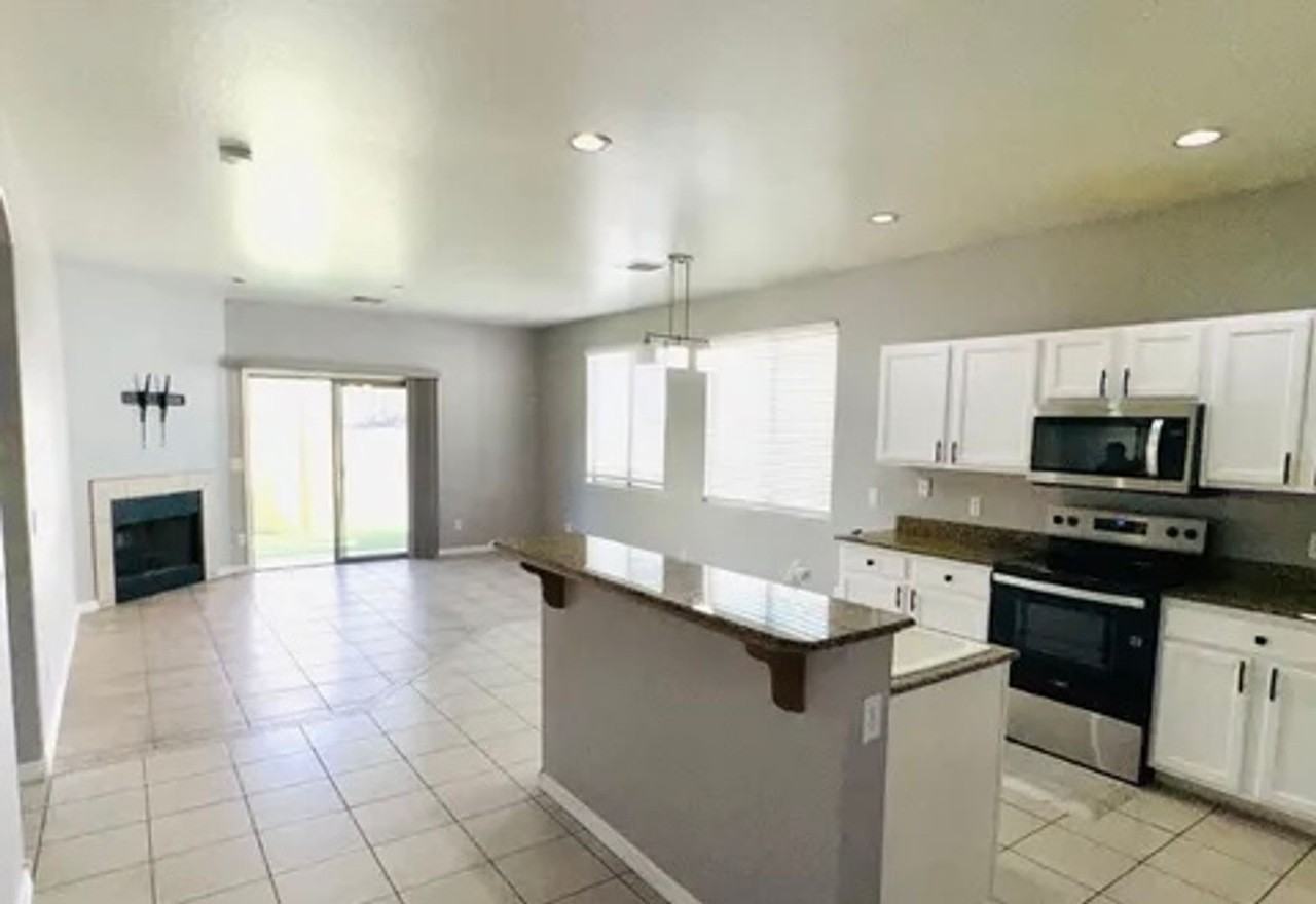 1070 S 16th Pl - Photo 3 of 18