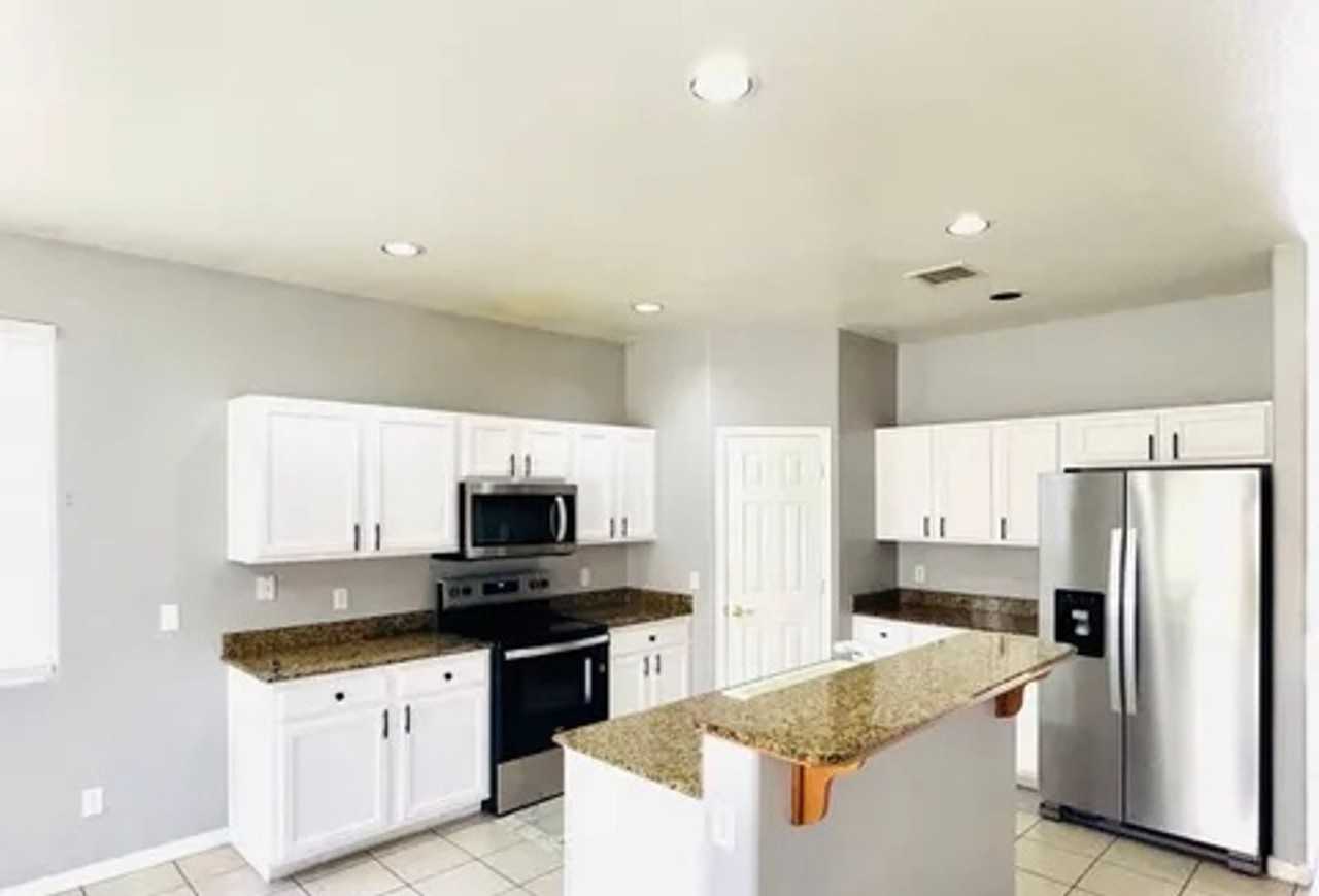 1070 S 16th Pl - Photo 4 of 18