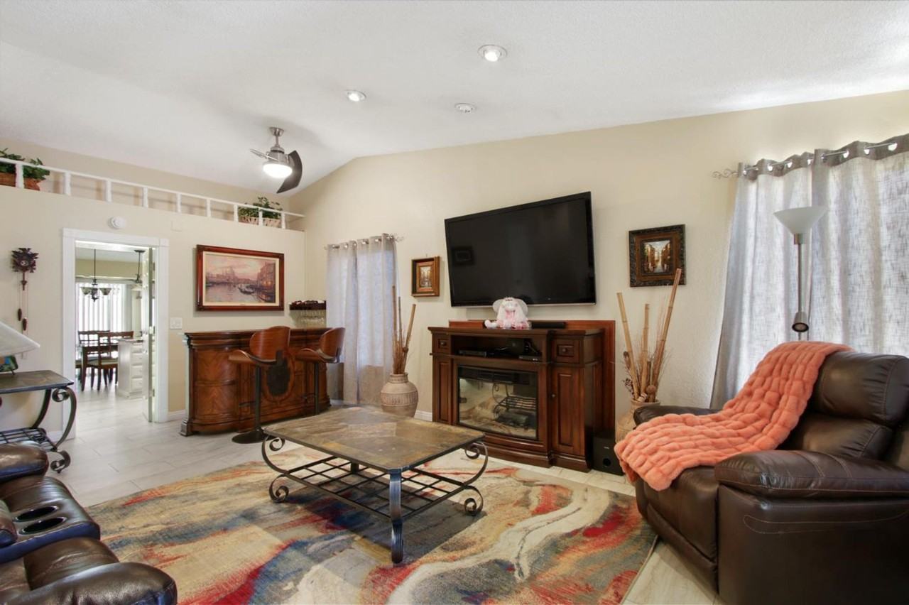 1377 Elwood St - Photo 3 of 28