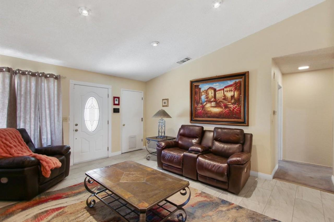 1377 Elwood St - Photo 5 of 28