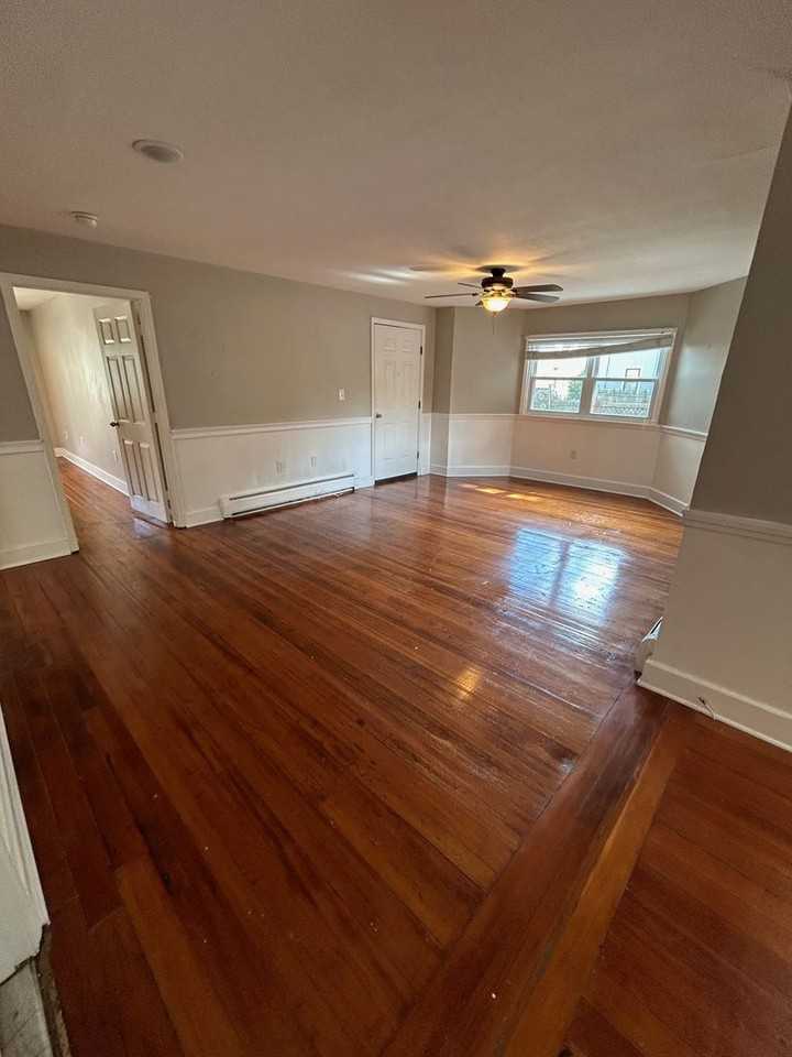 48 Port Norfolk St - Photo 3 of 17