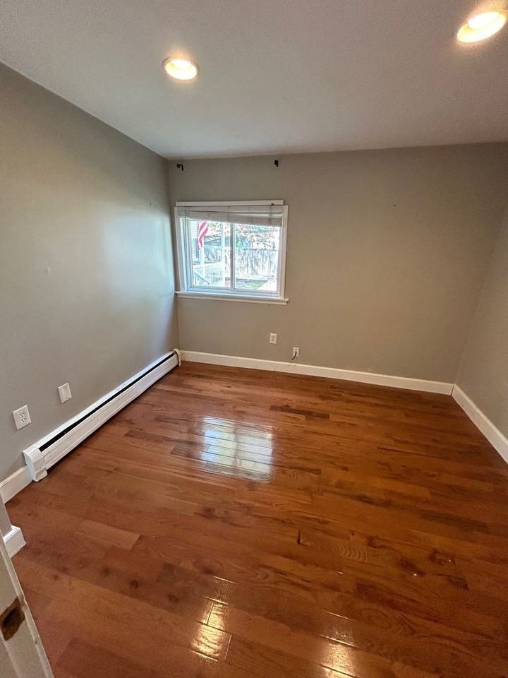 48 Port Norfolk St - Photo 7 of 17
