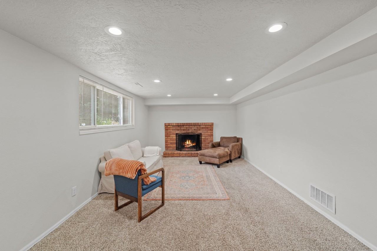 2352 North Circle Drive - B-Downstairs - Photo 5 of 10
