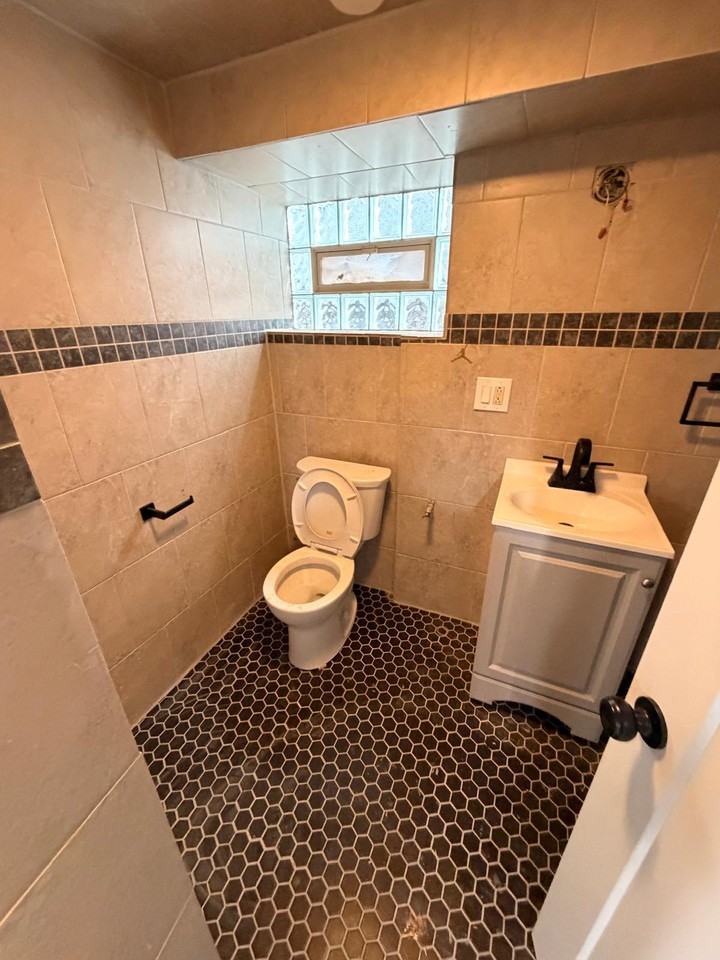 10518 S Avenue G Bsmt #BS - Photo 2 of 8