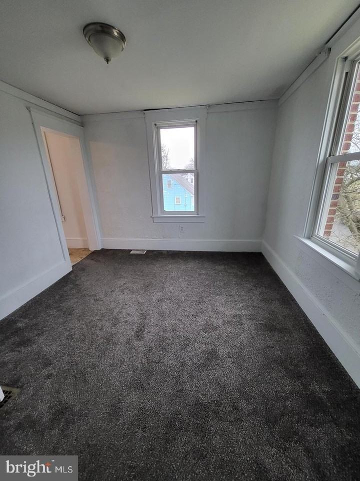 201 W Lincoln Ave #2 - Photo 5 of 8