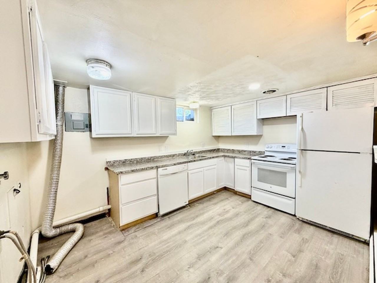 180 Laurel St - Photo 2 of 24