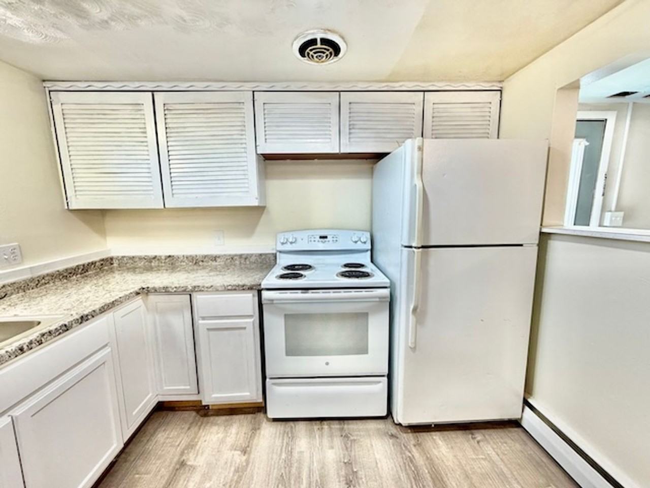180 Laurel St - Photo 3 of 24