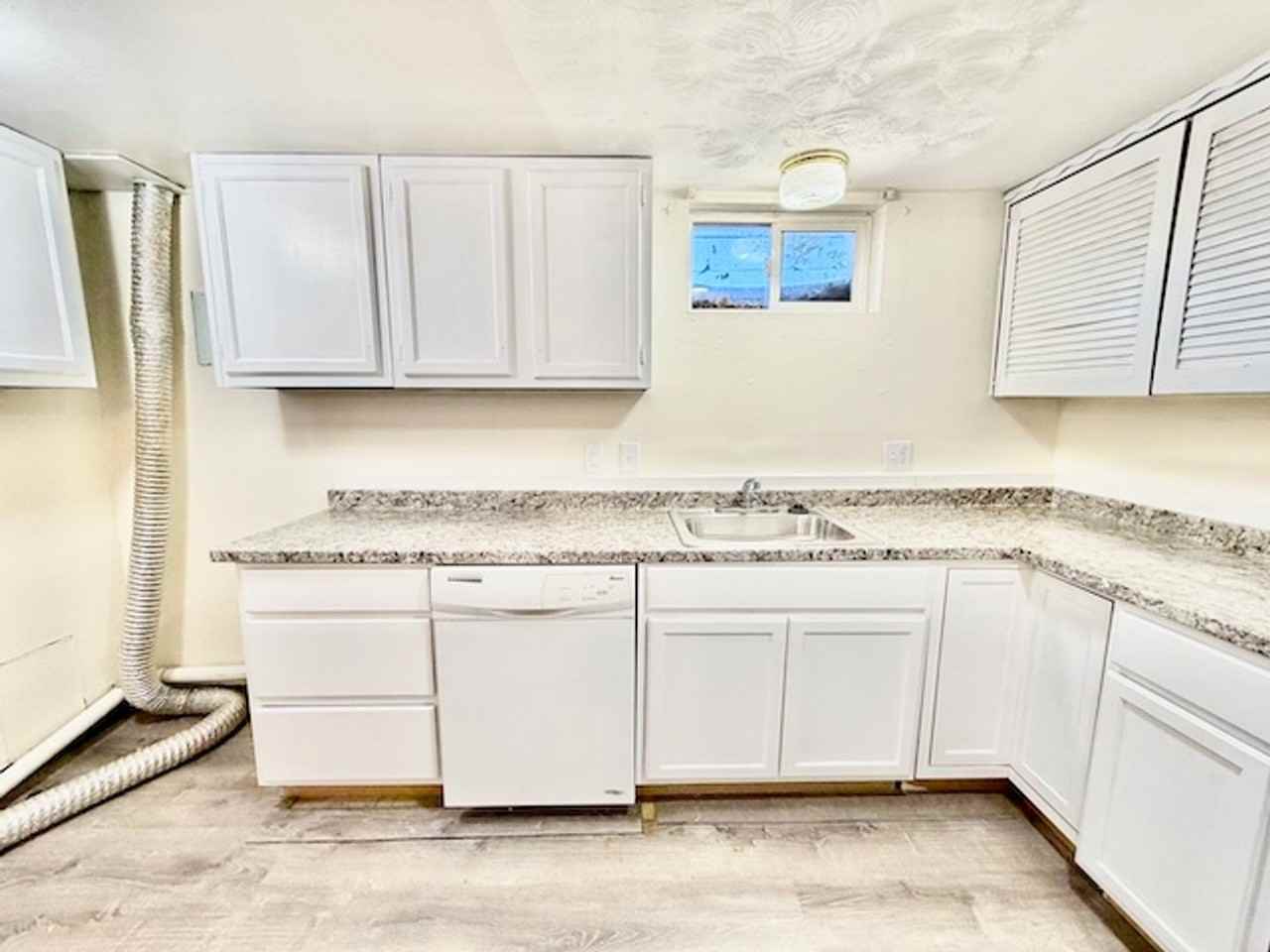 180 Laurel St - Photo 4 of 24