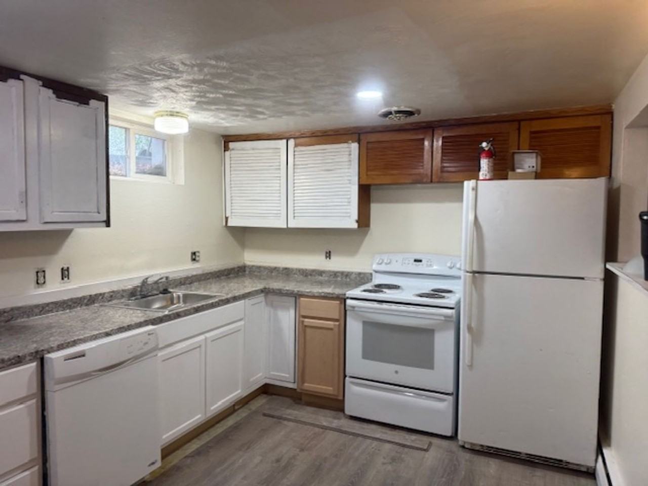 180 Laurel St - Photo 7 of 24