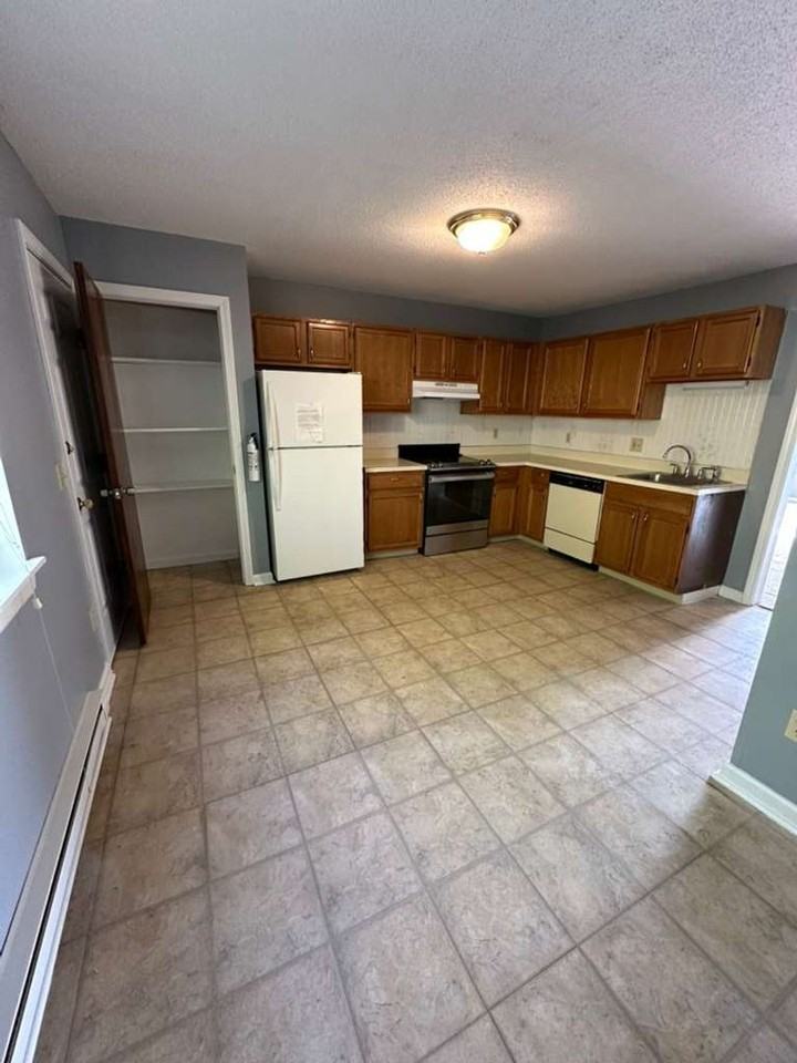 176 Lincoln St - Photo 2 of 19