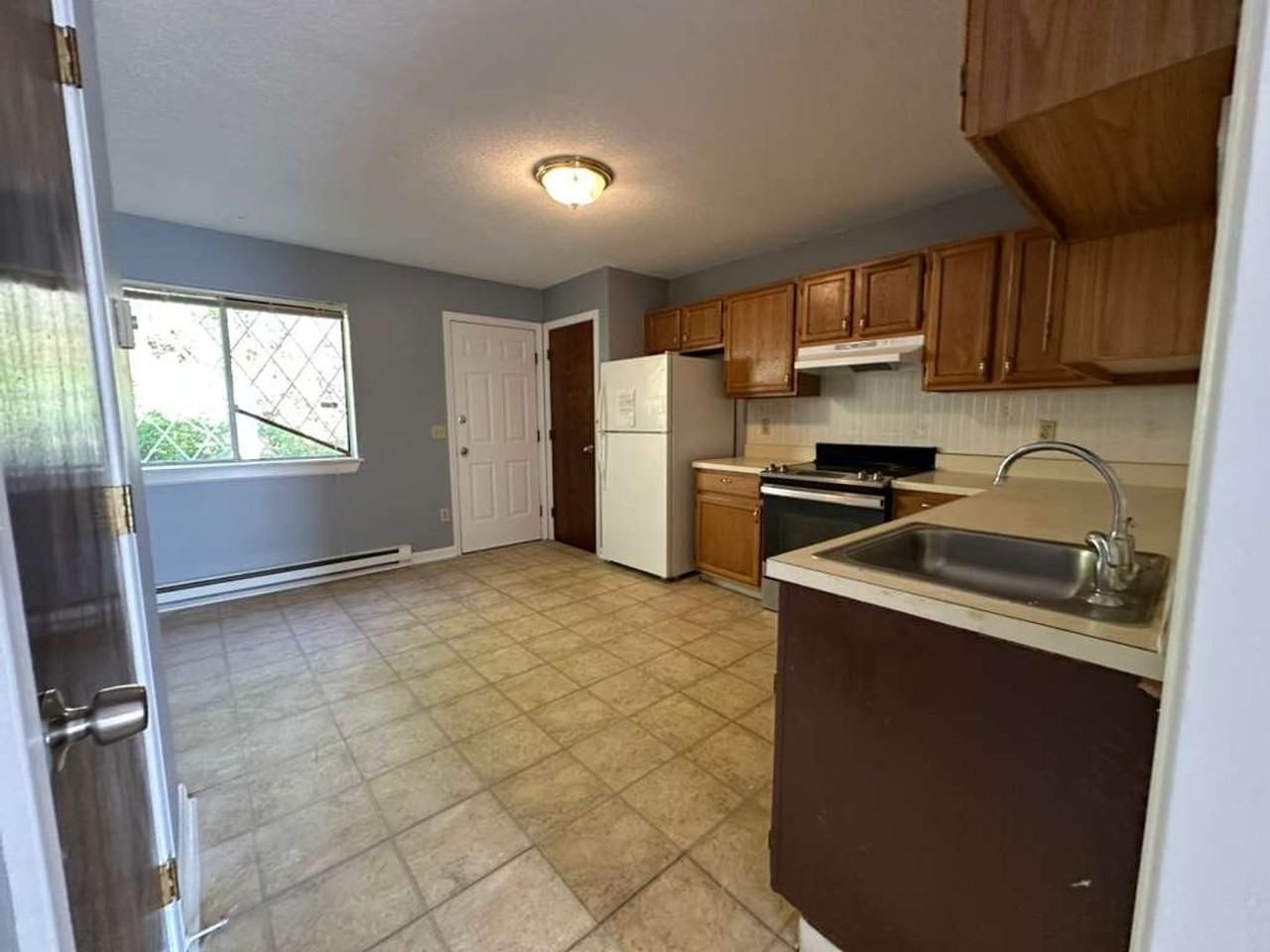 176 Lincoln St - Photo 3 of 19