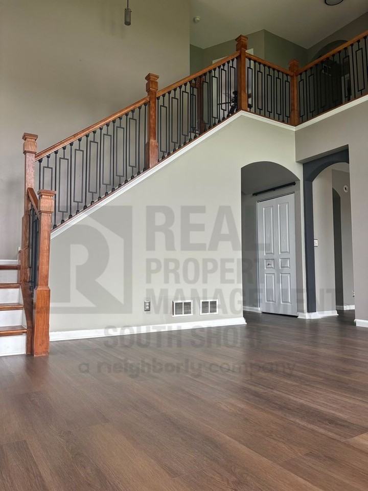 1140 Hyde Park - Photo 3 of 15