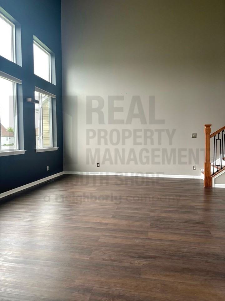 1140 Hyde Park - Photo 4 of 15