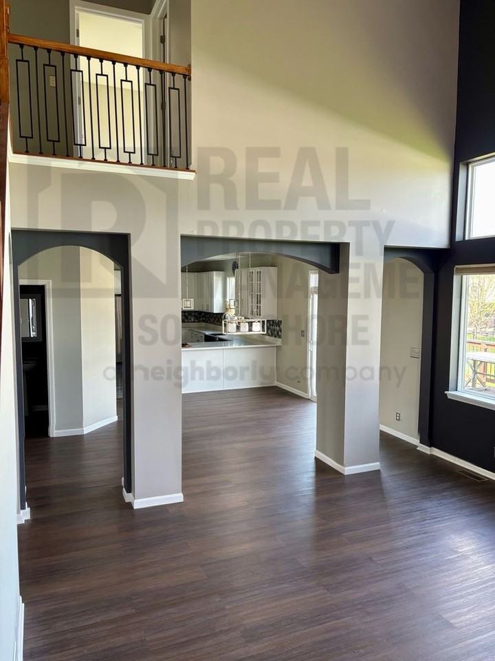 1140 Hyde Park - Photo 5 of 15