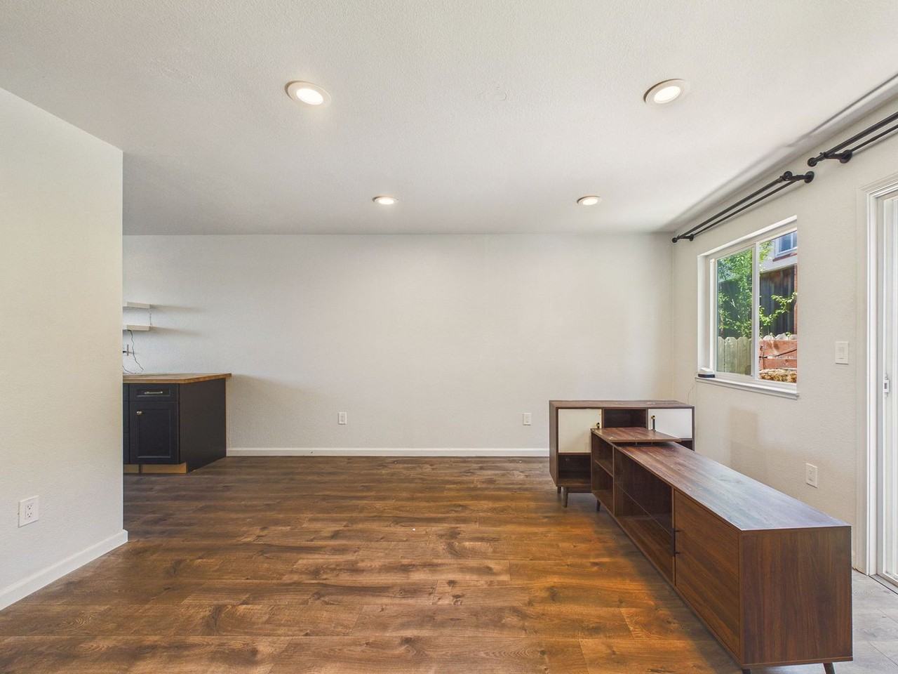 2444 Frances St - Photo 4 of 27