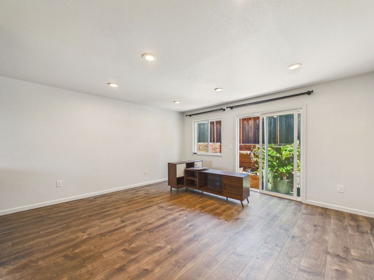 2444 Frances St - Photo 5 of 27