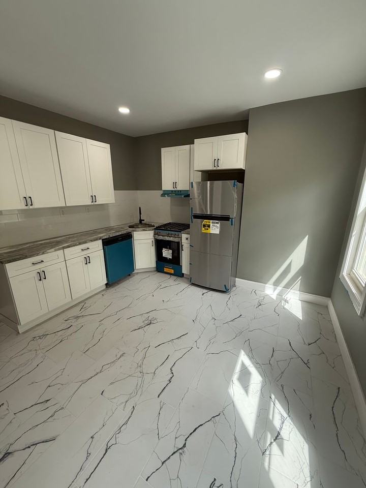 6022 Pine St - Photo 4 of 27