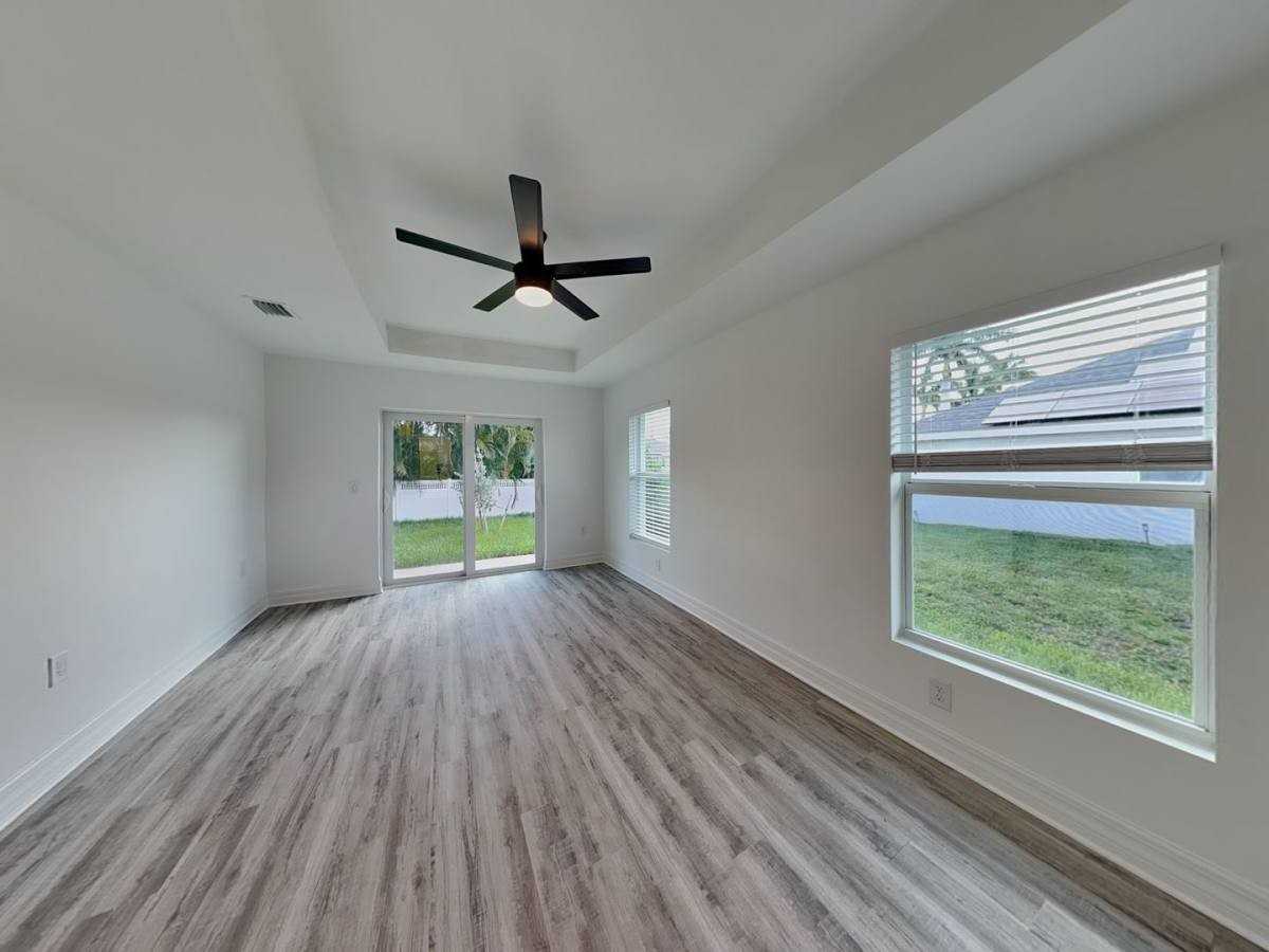 3614 Ne 9th Pl - Photo 2 of 10