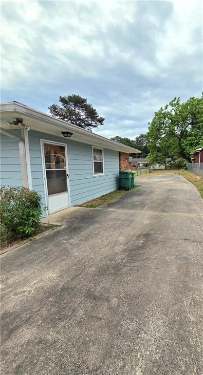 421 Springside Dr - Photo 4 of 32