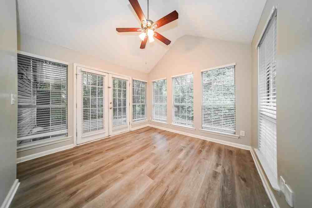 1322 Sweetwater Ct - Photo 5 of 16