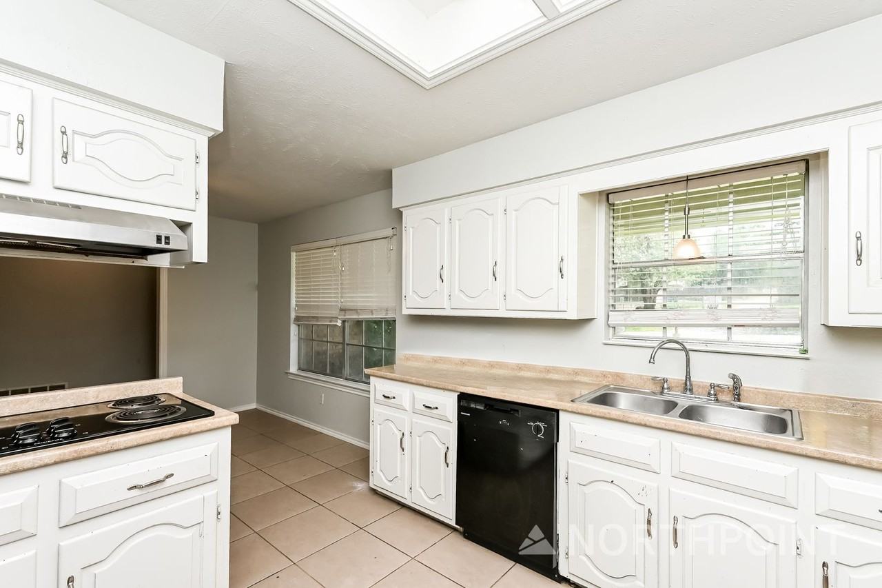 1105 Cedar Ridge Dr - Photo 5 of 16