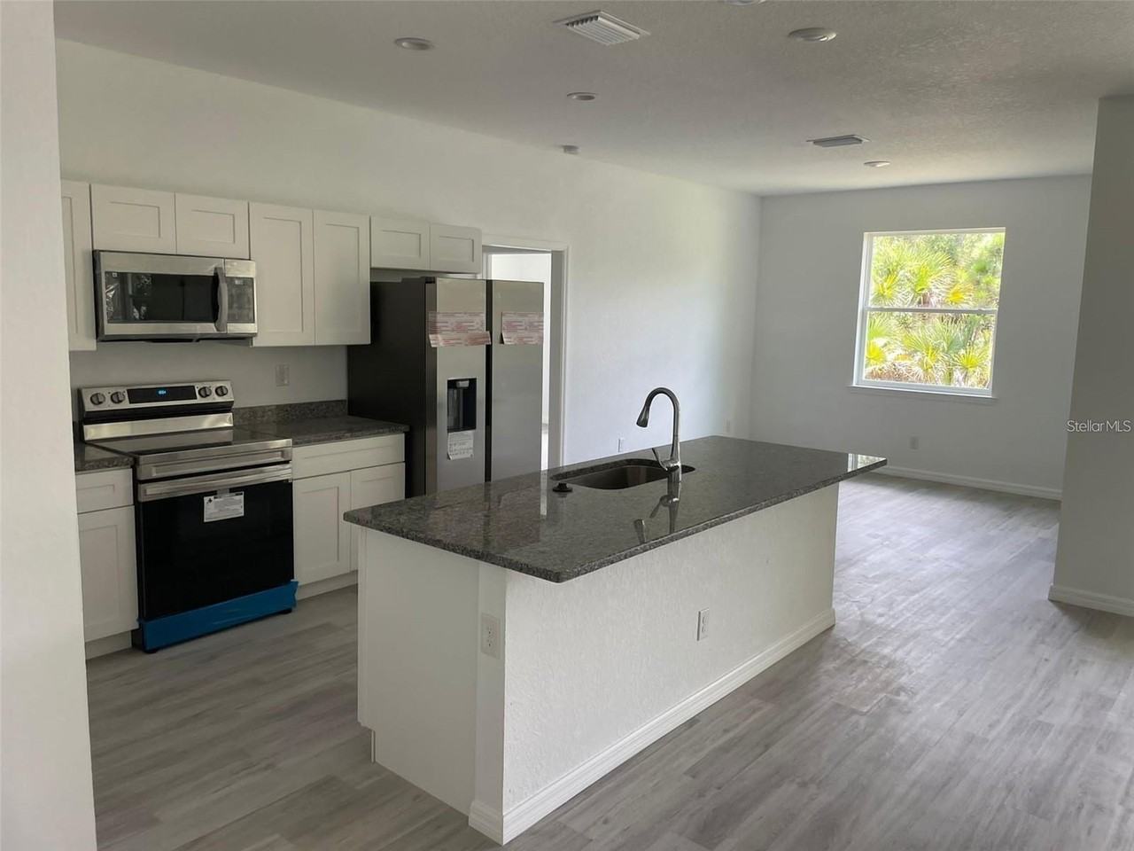 2805 Wells Ave - Photo 2 of 9