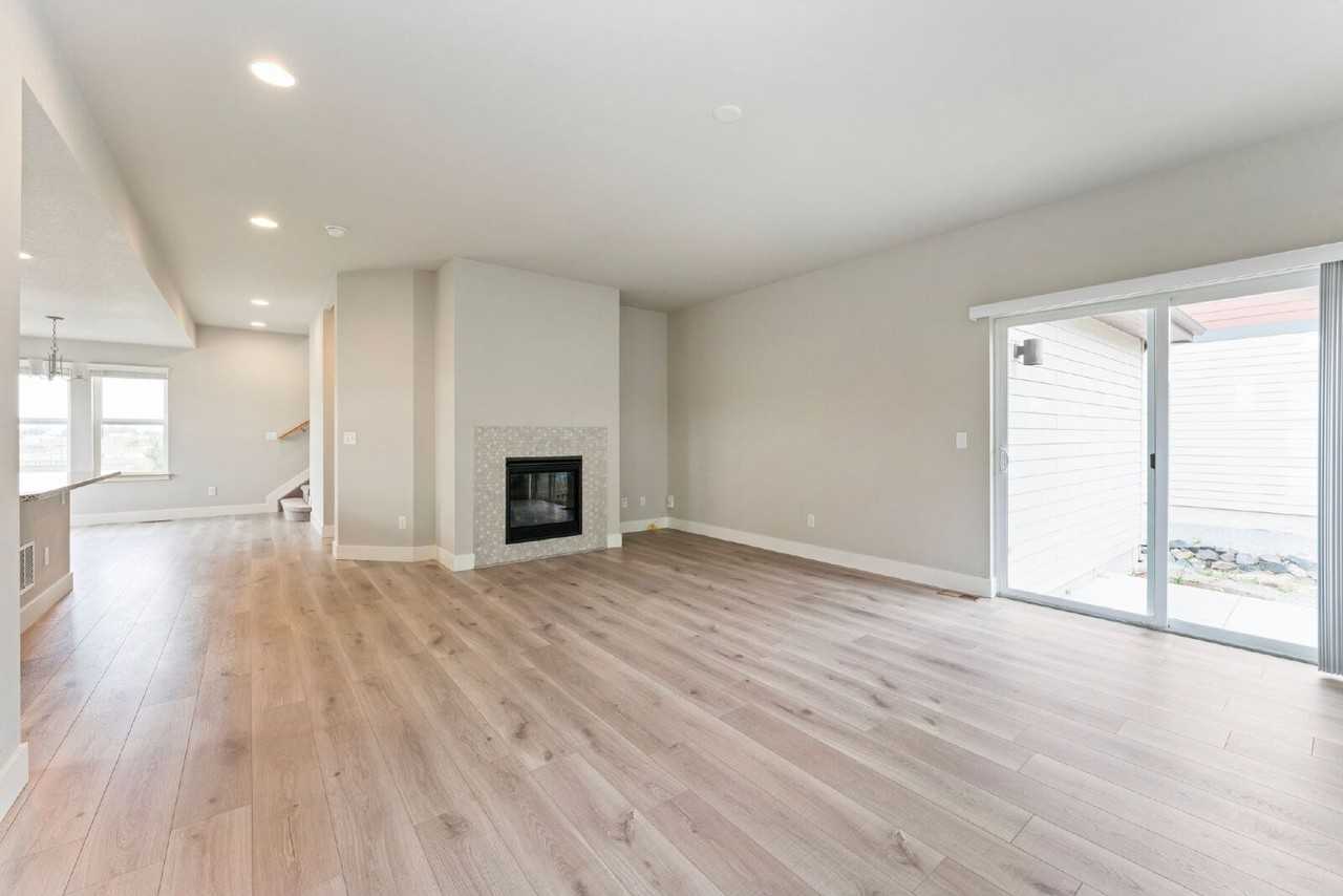 1303 S Oak Ct - Photo 3 of 22