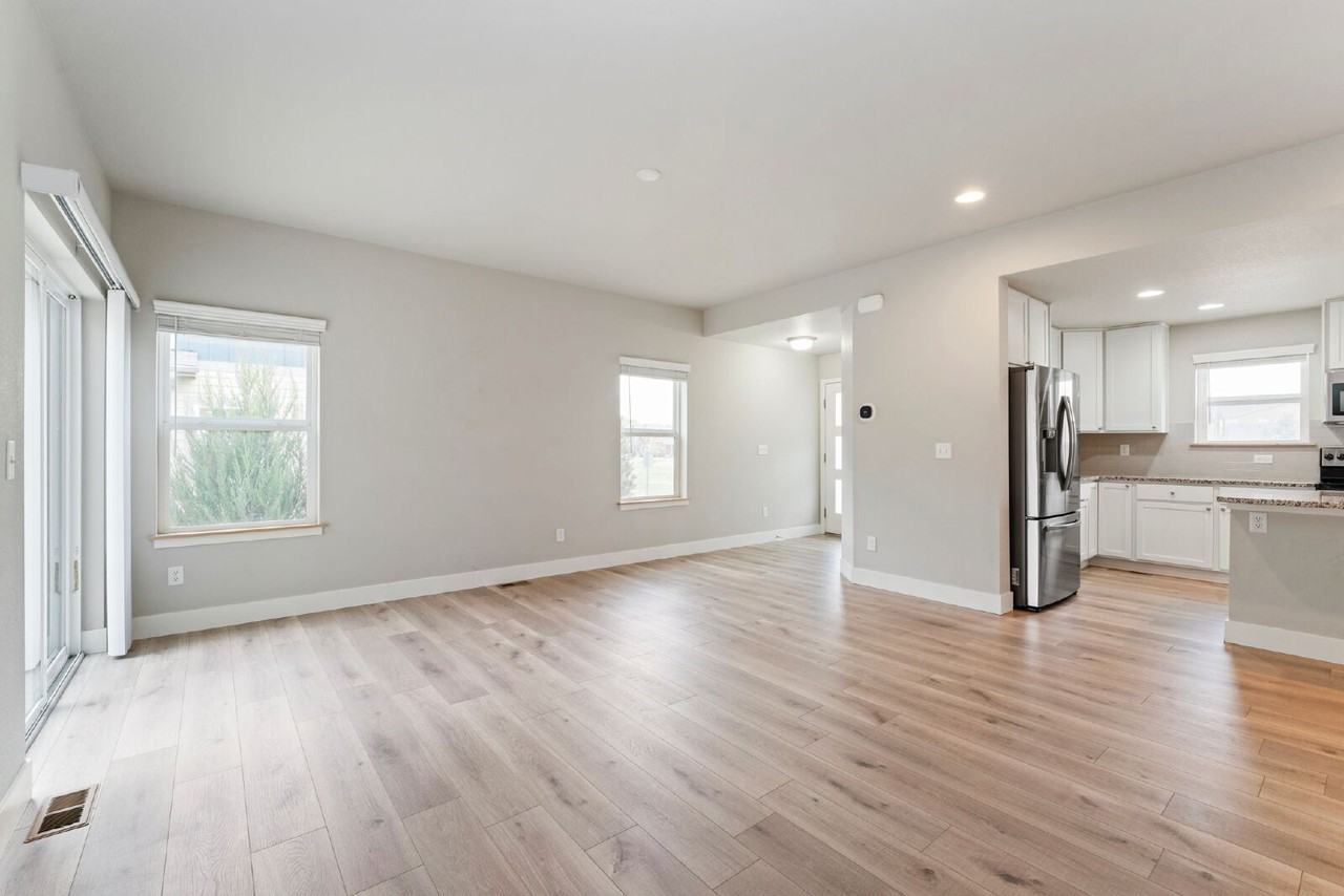 1303 S Oak Ct - Photo 4 of 22