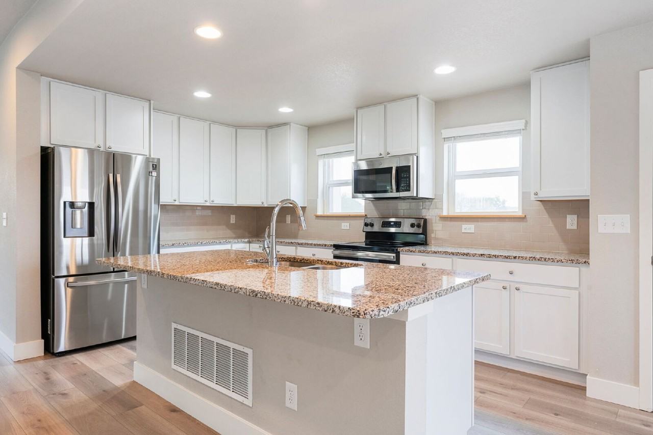 1303 S Oak Ct - Photo 5 of 22