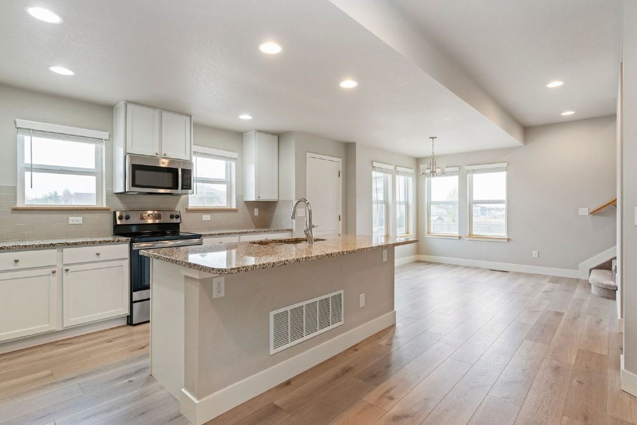 1303 S Oak Ct - Photo 6 of 22