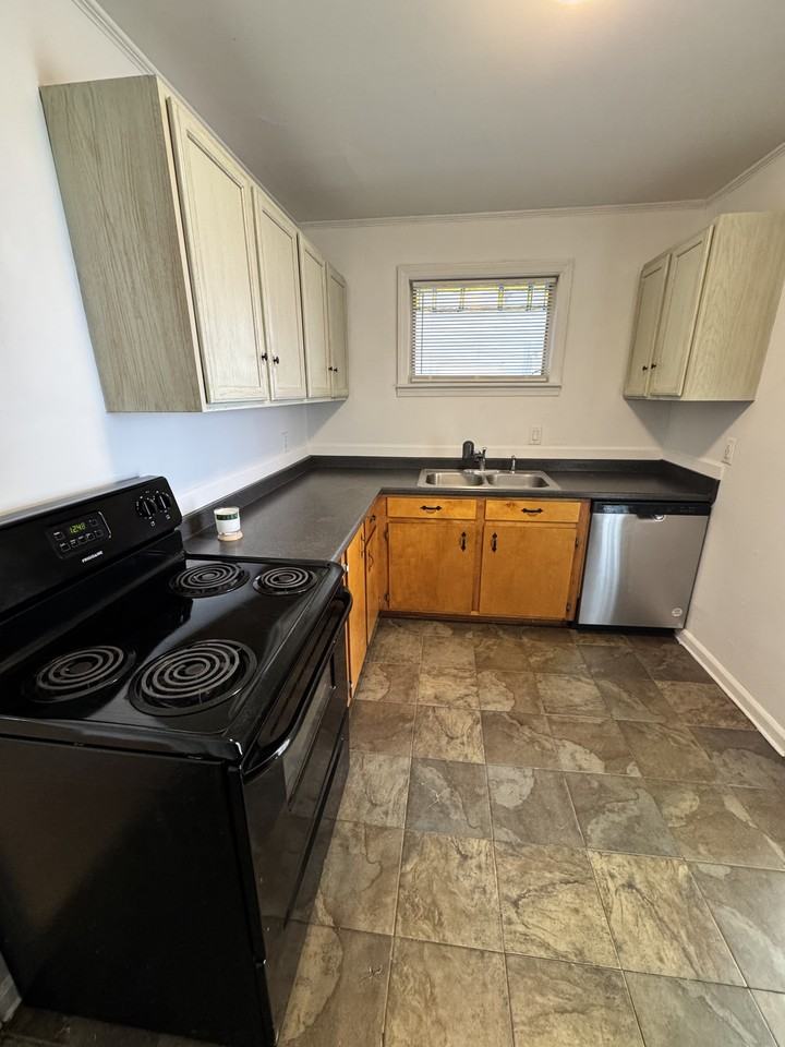 848 Lake Terrace Dr #NA - Photo 3 of 17