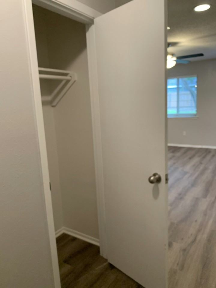 404 Live Oak Drive - Photo 5 of 43