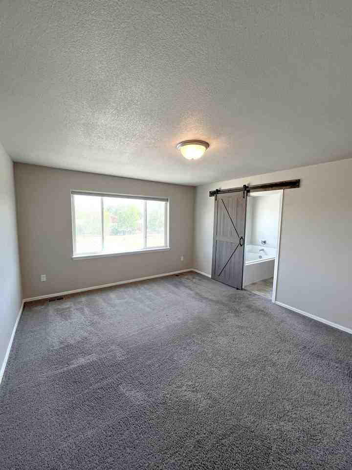 2618 Emerald Street - Photo 4 of 29