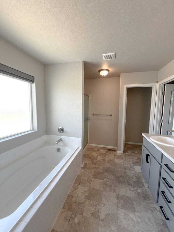 2618 Emerald Street - Photo 5 of 29