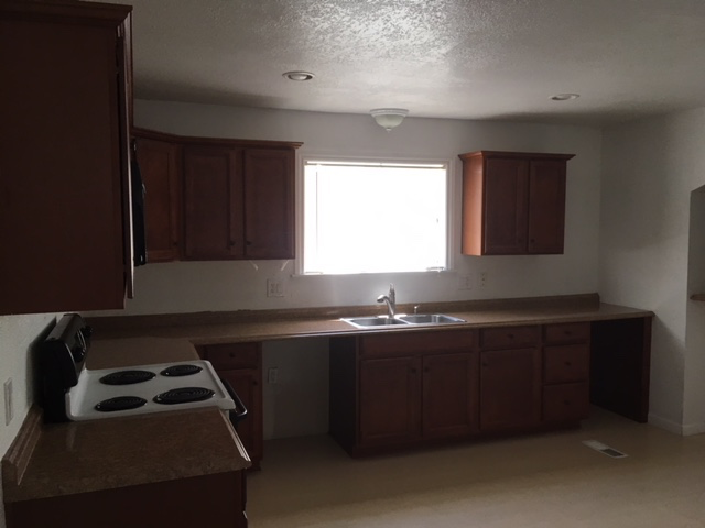 1118 N Yosemite Ave - Photo 2 of 16