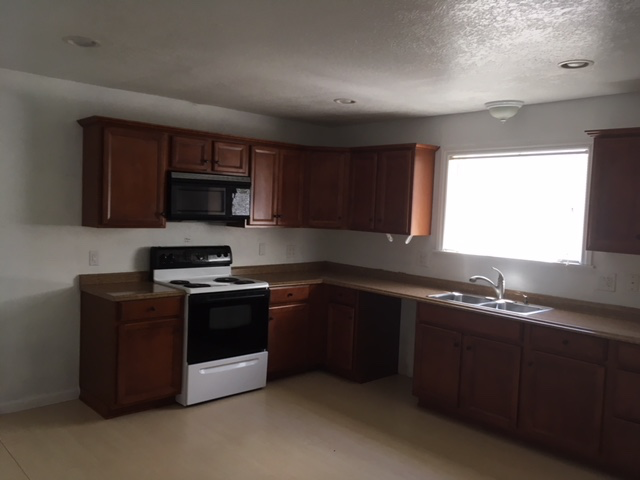 1118 N Yosemite Ave - Photo 3 of 16