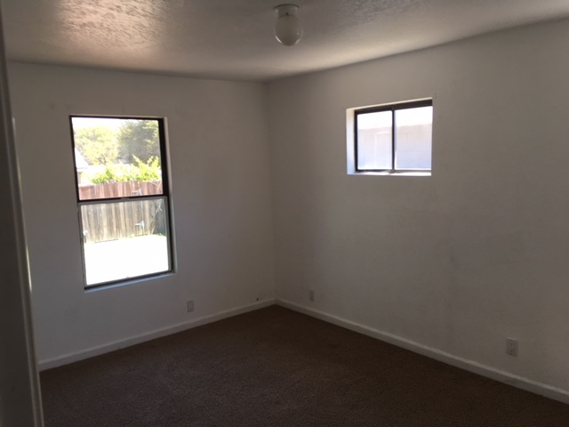 1118 N Yosemite Ave - Photo 6 of 16