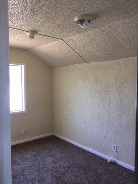 1118 N Yosemite Ave - Photo 7 of 16